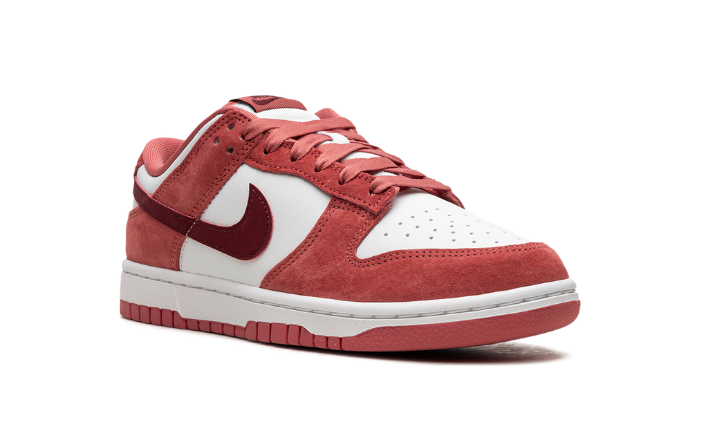 Nike SB Dunk Low ‘Valentines Day’ (2024)